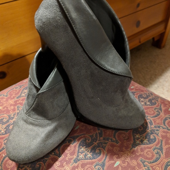 FIONI Booties - Picture 1 of 3